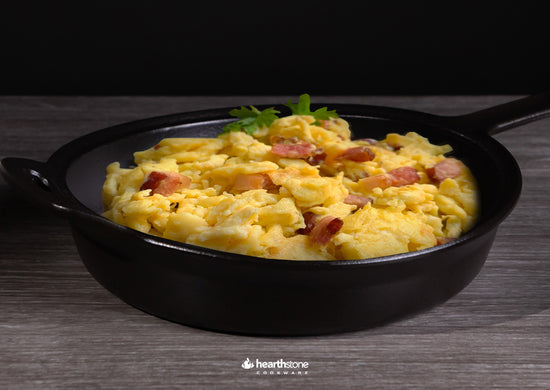 Desayuno en la sartén de hierro fundido: Huevos revueltos con tocino y queso