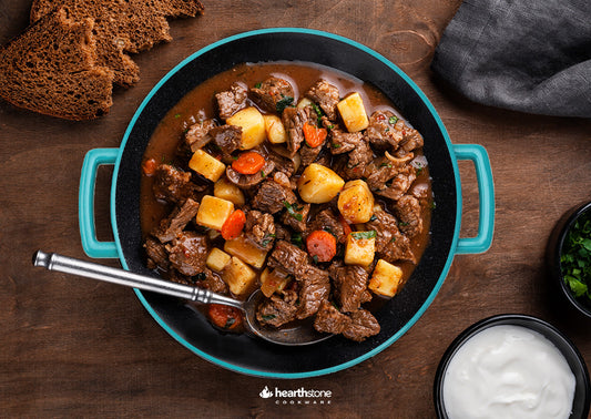 Estofado de carne en olla de hierro fundido