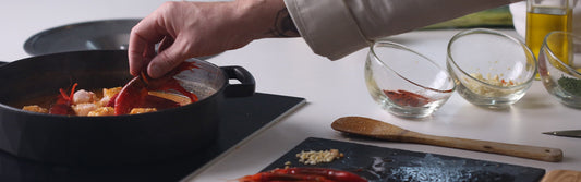 ¿Por qué se pega la comida en una sartén de hierro fundido? El error suele ocurrir antes de cocinar